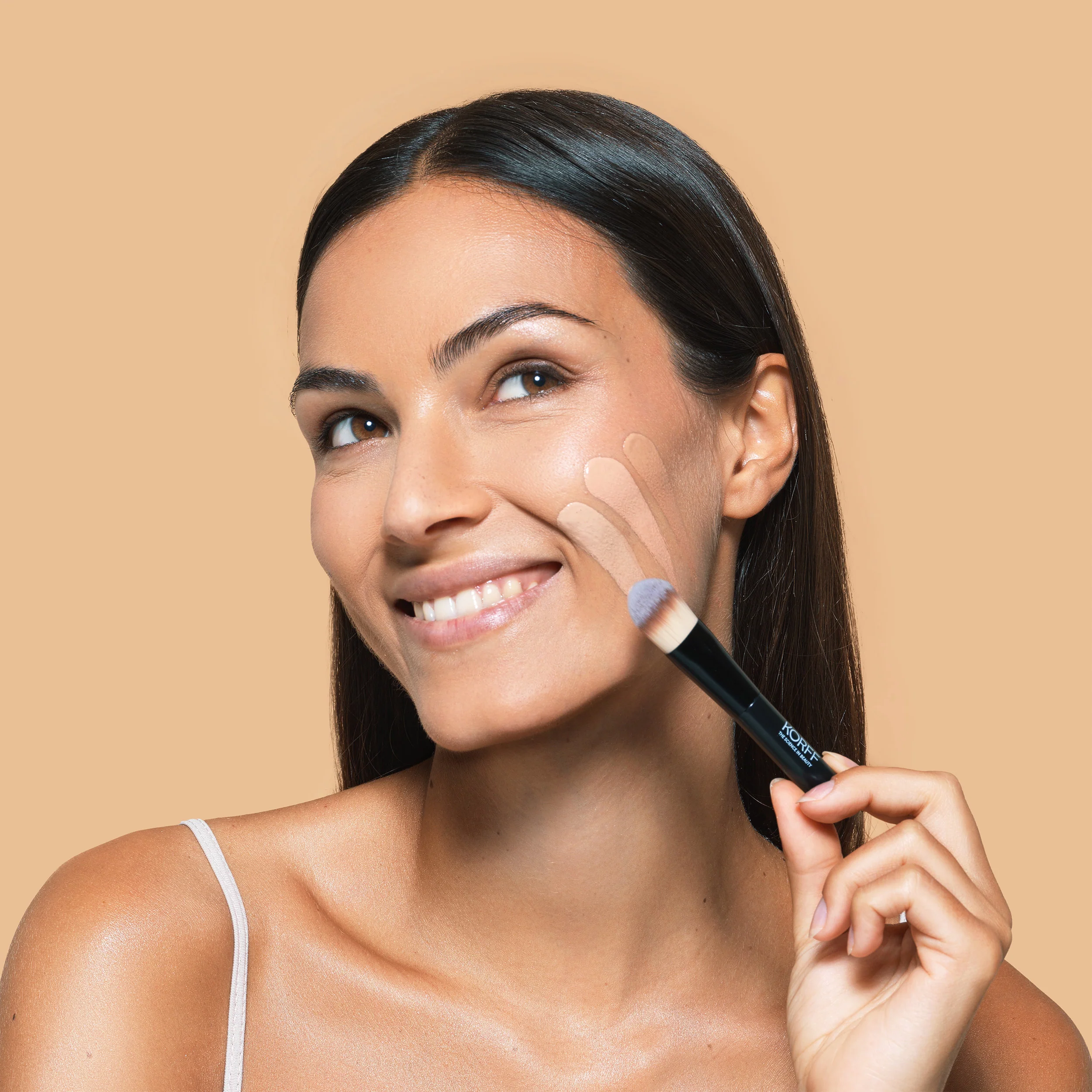 Applicazione professionale del make-up viso presso un centro estetico