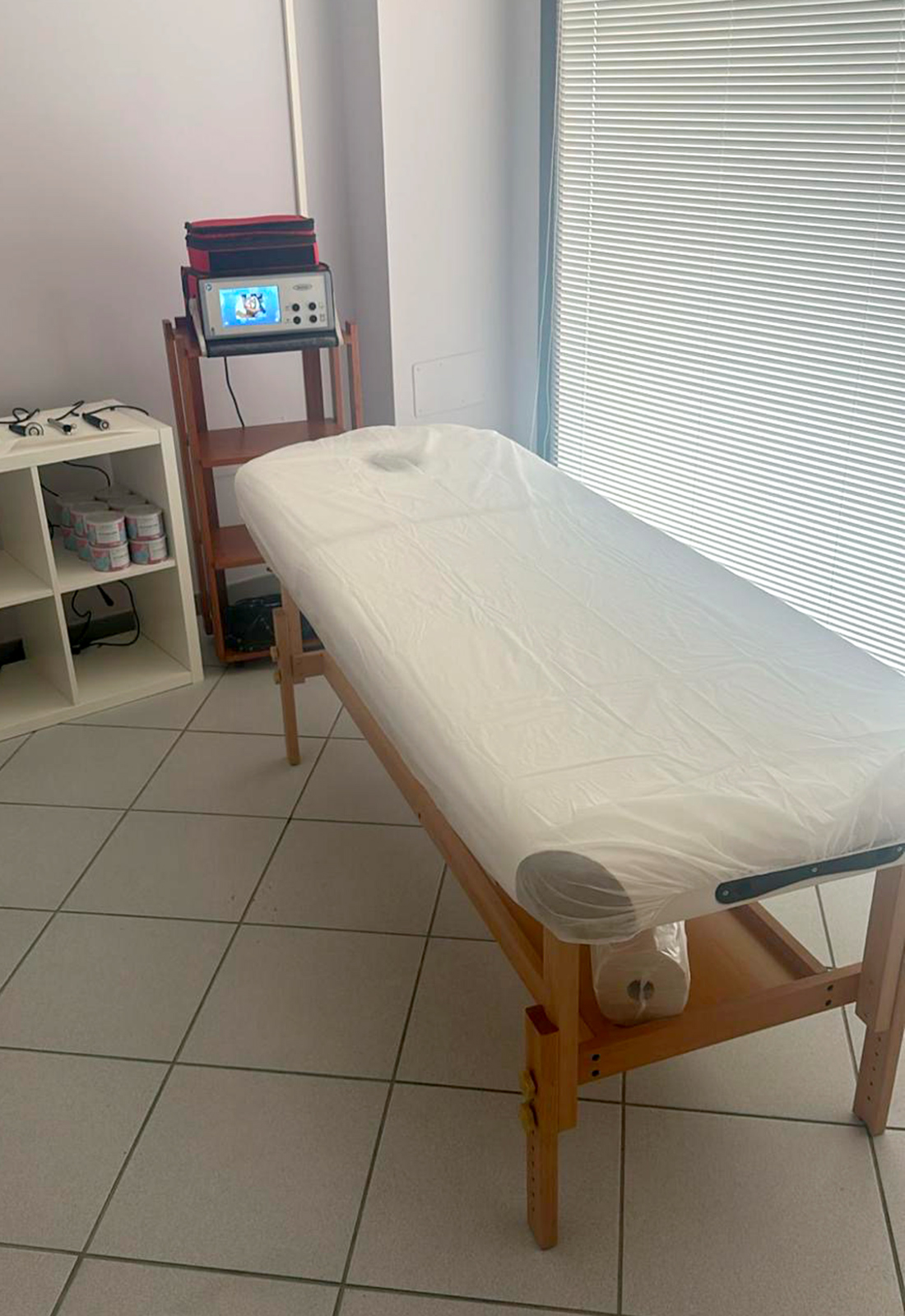 Cabina trattamenti corpo e massaggi rilassanti Lettino professionale in cabina estetica per trattamenti corpo, massaggi e benessere, in ambiente pulito e luminoso.