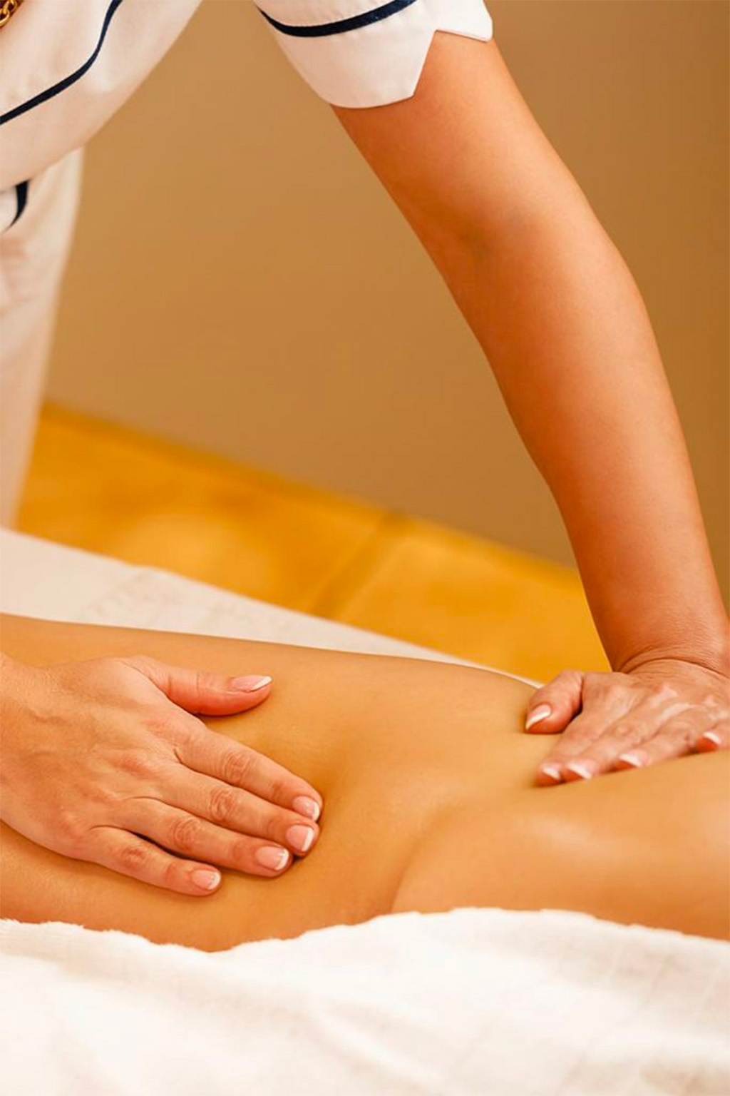 Massaggio circolatorio drenante alle gambe Massaggio circolatorio drenante alle gambe eseguito in centro estetico per favorire la microcircolazione