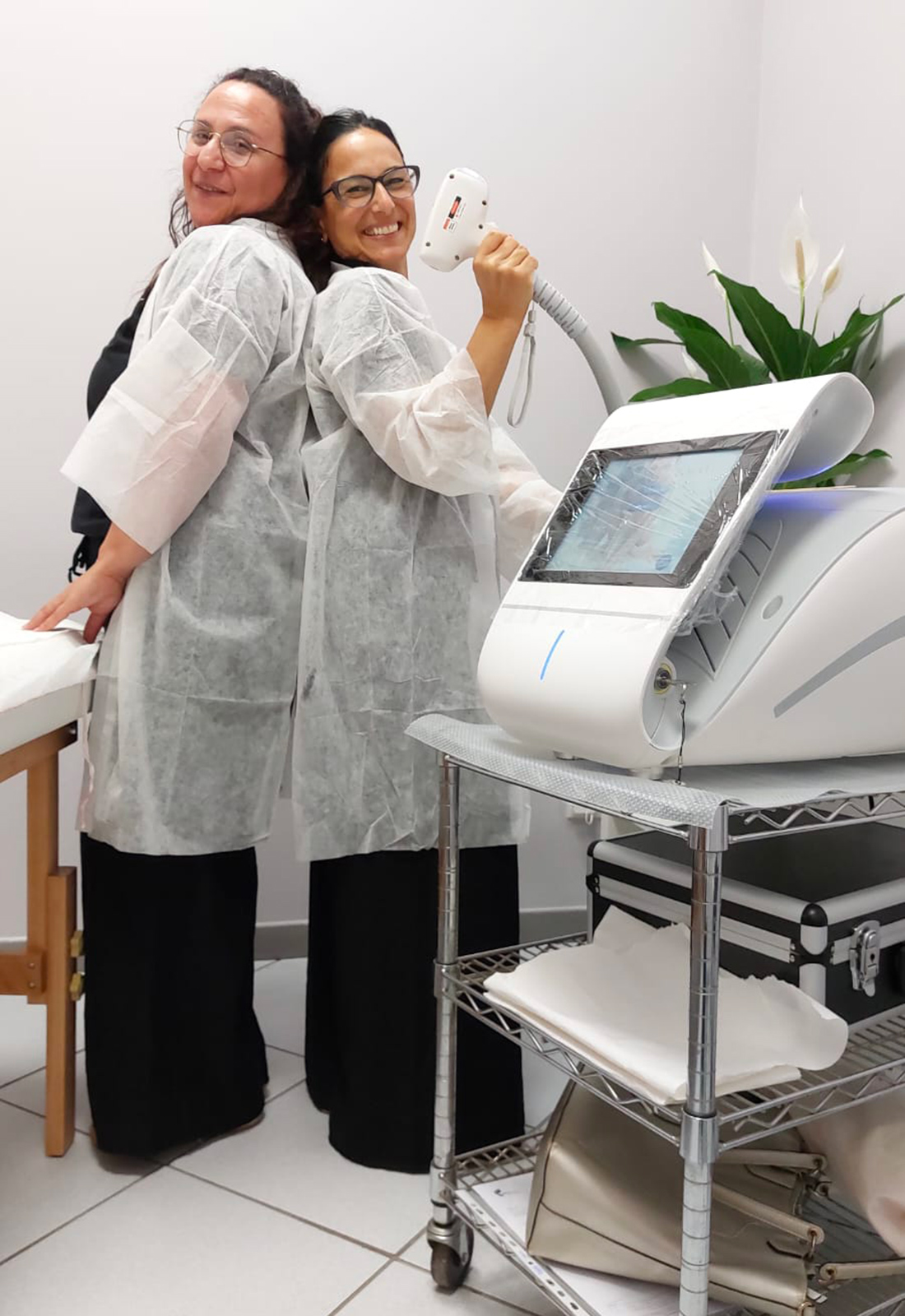 Operatrici accanto al dispositivo per l’epilazione laser di Centro Life