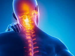 Donna con dolori alla cervicale e tensione al collo